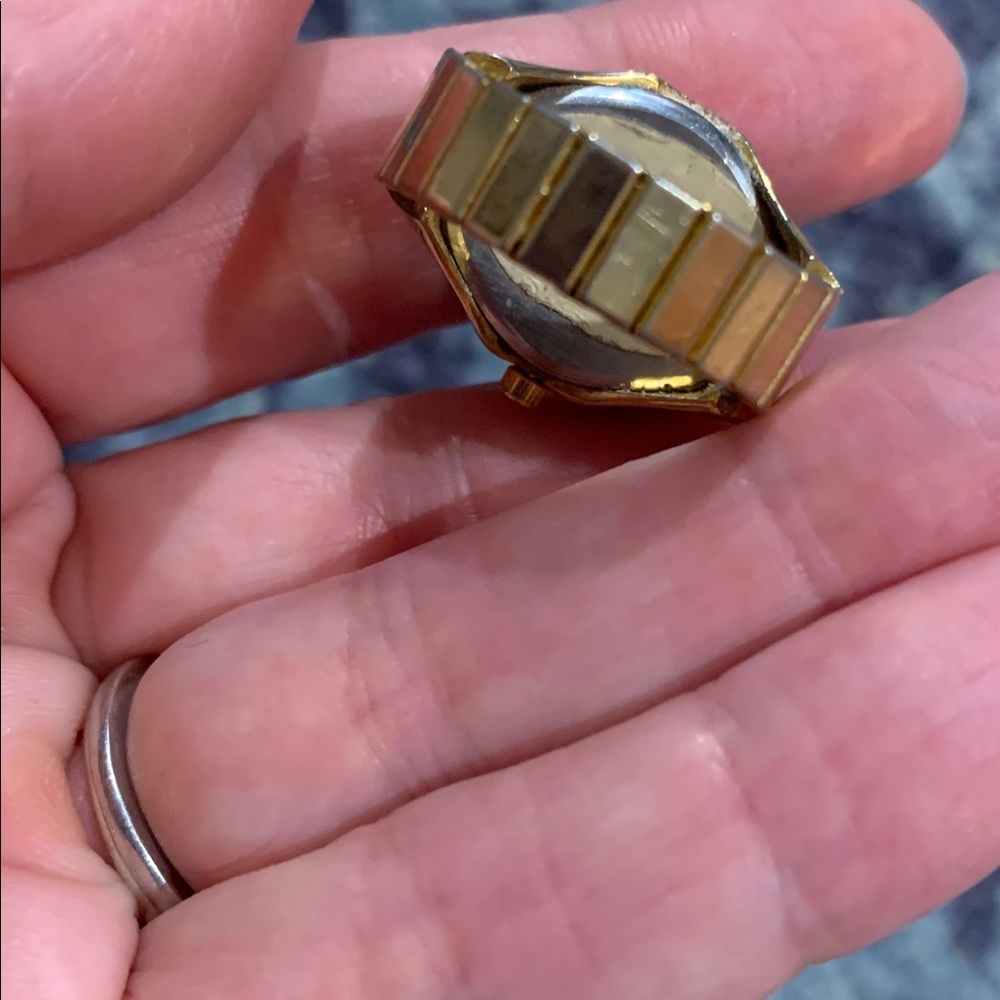 Vintage Christmas gold tone and stainless steel made in Hong Kong finger watch - Picture 4 of 5